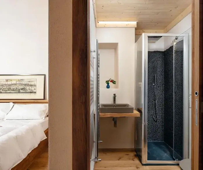 Uno dei quattro bagni privati, con doccia e lavabo in pietra