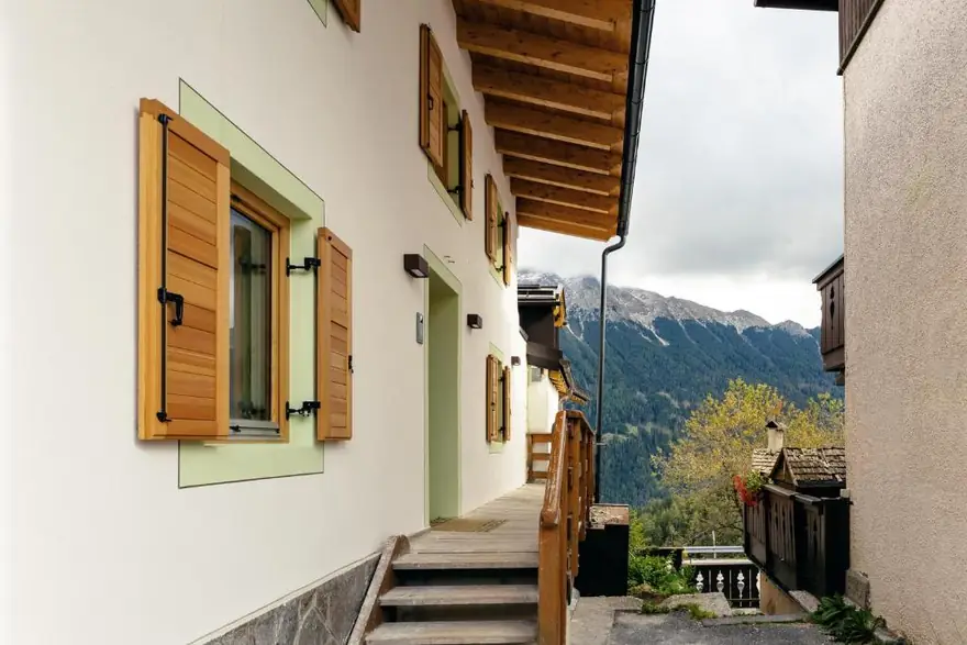 L'esterno della casa con il ballatoio in legno
