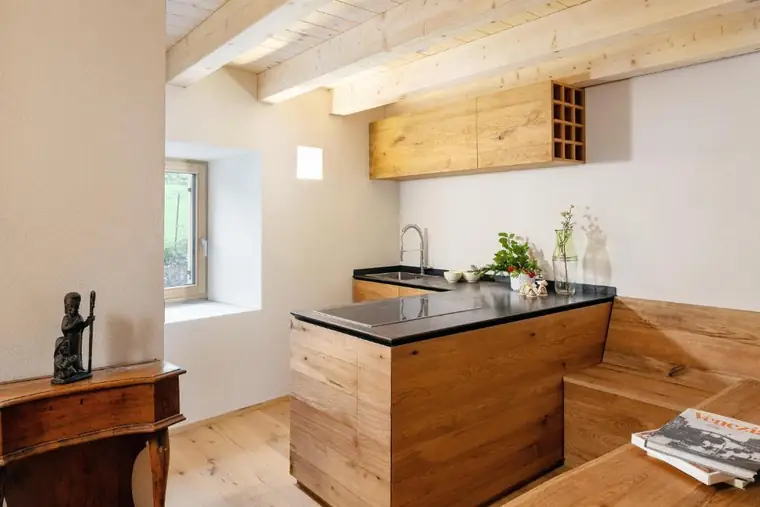La cucina con isola e piano nero