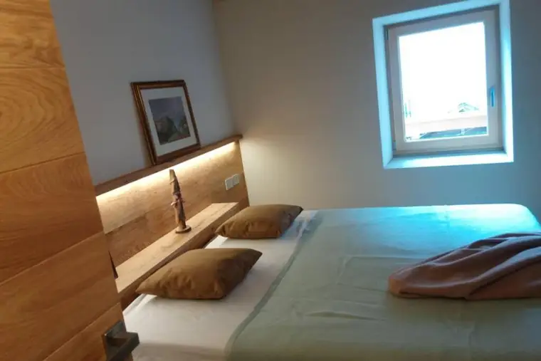 Camera con testata in legno
