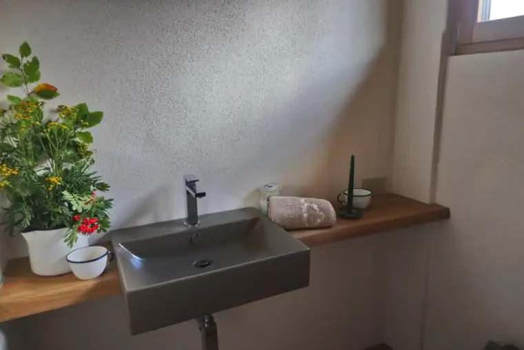 Bagno con lavabo e mensola in legno