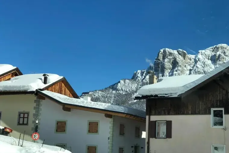 Case ladine e le cime dietro