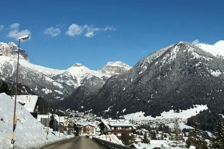 La valle innevata sopra Vigo di Fassa