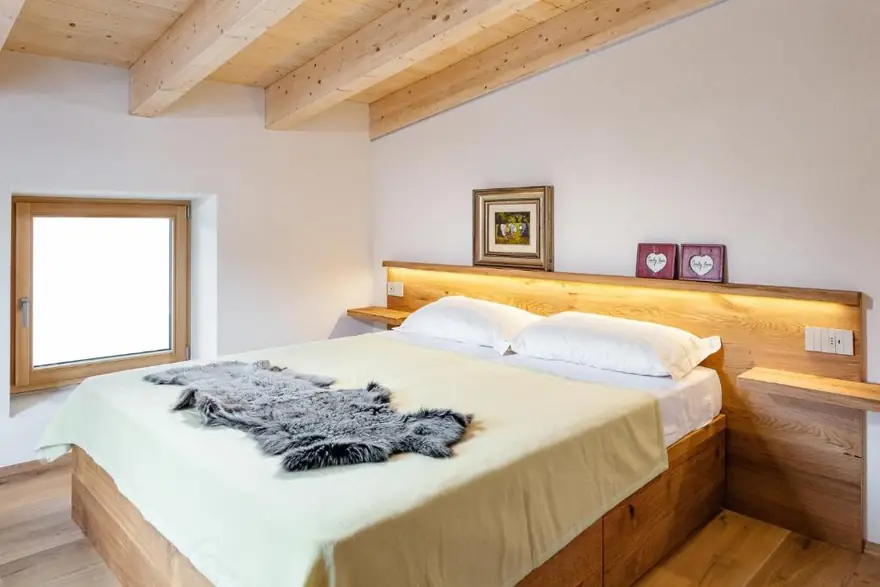 Una delle camere al primo piano, con letto matrimoniale e finestra sulla valle