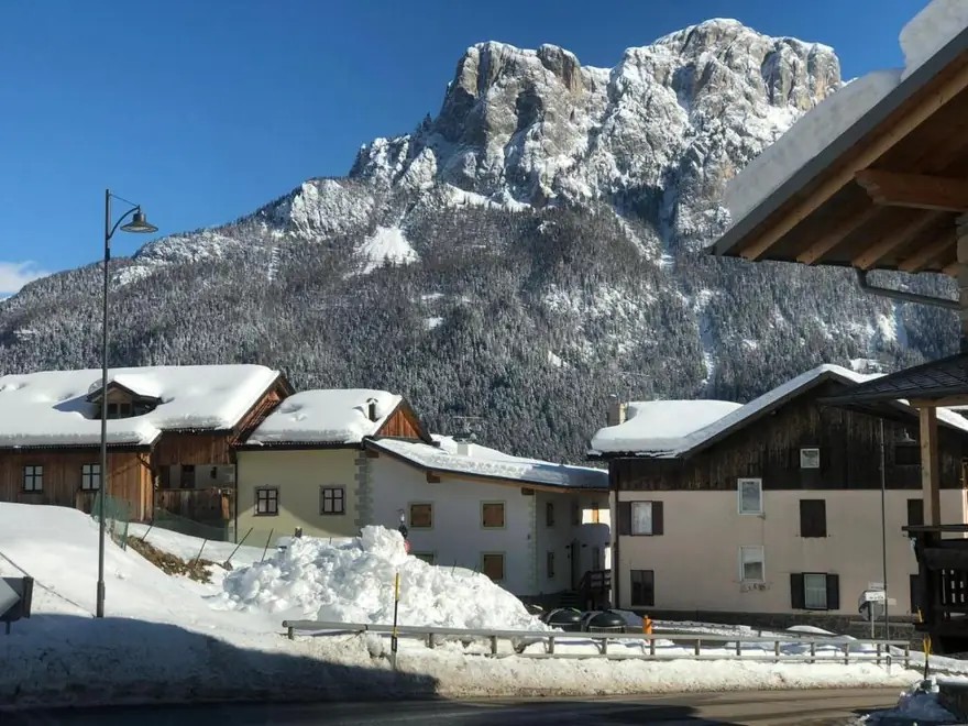 La valle innevata vista dalla casa, con le piste sullo sfondo