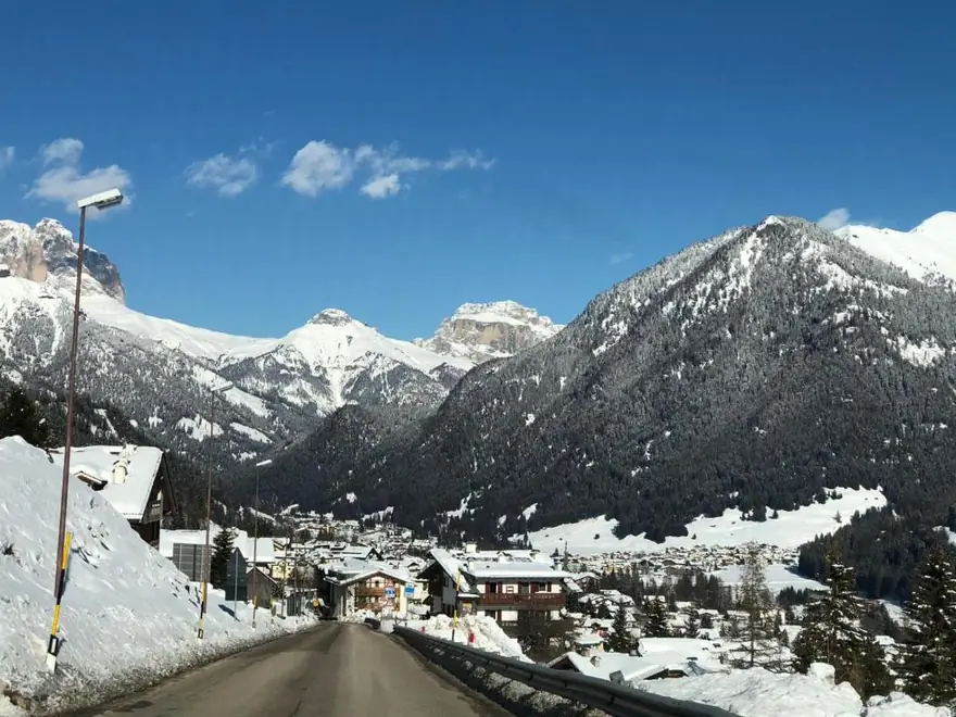 Le case ladine di Vigo di Fassa raccolte sotto le cime